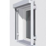 Weiße Vorbau-Fenstermarkise mit Kasten und Führungsschienen in Abstandsmontage vor einem Kunststofffenster.