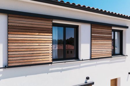 Schiebeläden aus Holzpaneelen dienen als natürlicher Sicht-, Blendschutz und Sonnenschutz an Fassaden