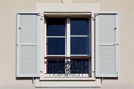 typische Klappläden an historischer Fassade