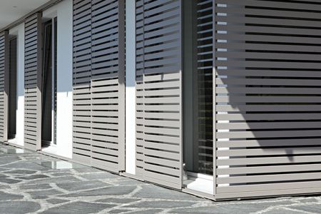 Detailansicht auf SChiebeläden in Lamellenoptik