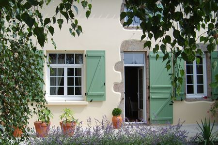 historisches Gebäude mit klassischen Holzklappläden