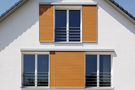 braune Schiebeläden an Hausgiebel