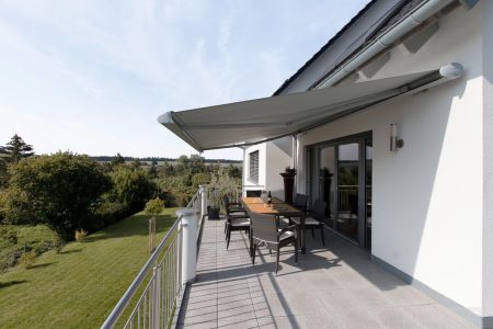 große Markise als Beschattung über Balkon