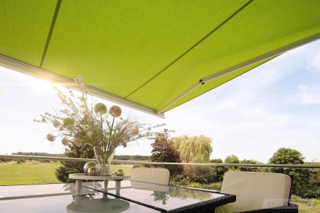 grüne Markise beschattet Sitzplatz