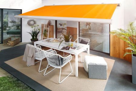orange, klassische Markise zur Terrassen-Beschattung