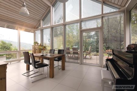 Sonnenschutzlösung an modernem Giebelfenster