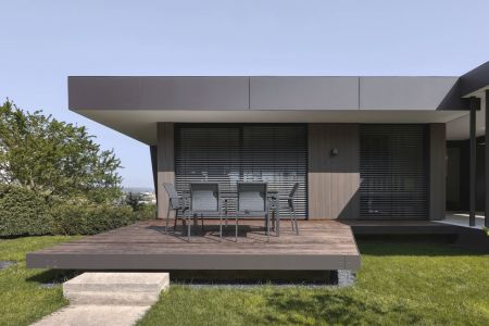 moderne Fassade mit Außenjalousie zum Sonnenschutz